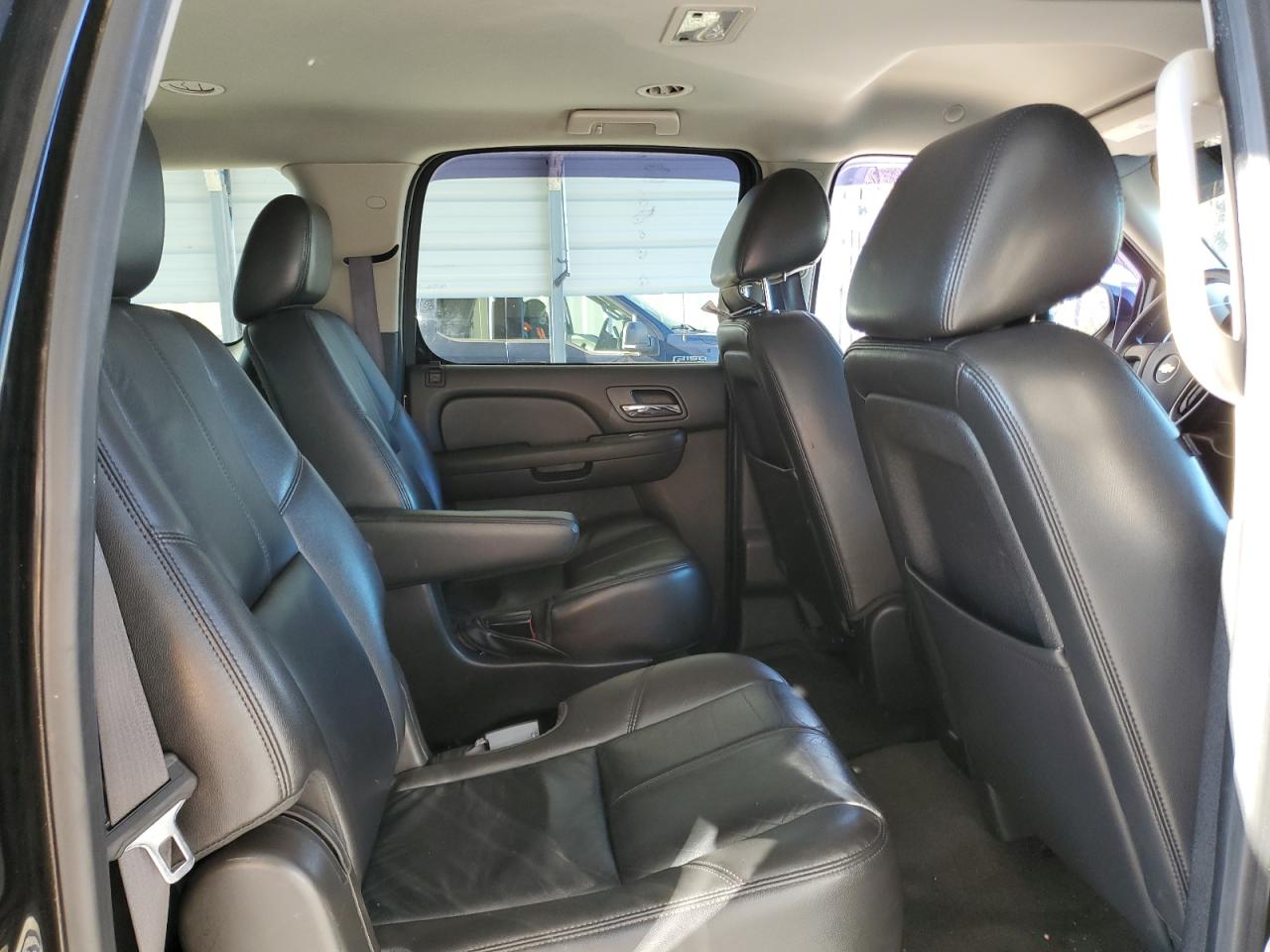 2013 Chevrolet Suburban - Image 11