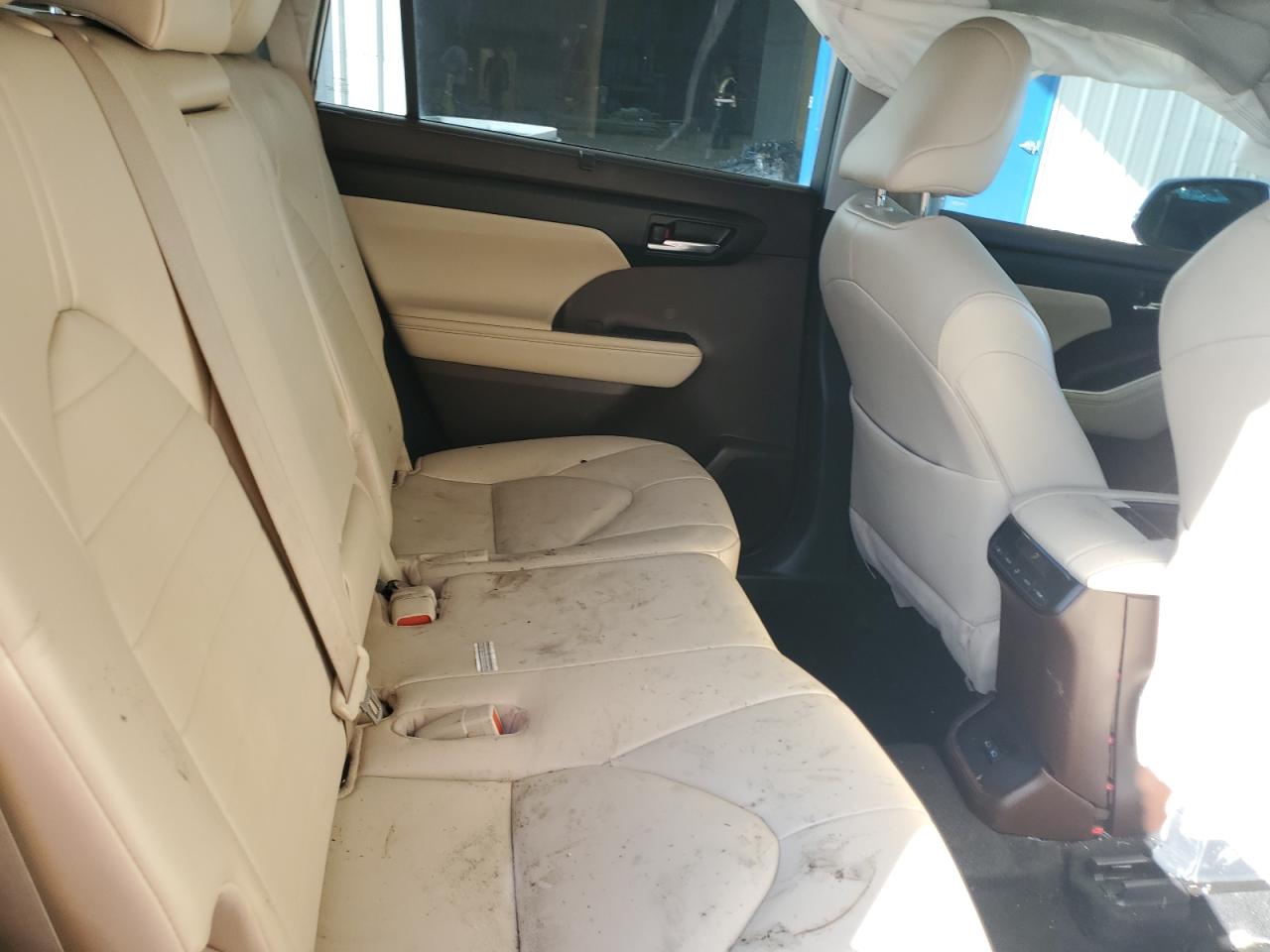 2022 Toyota Highlander - Image 11