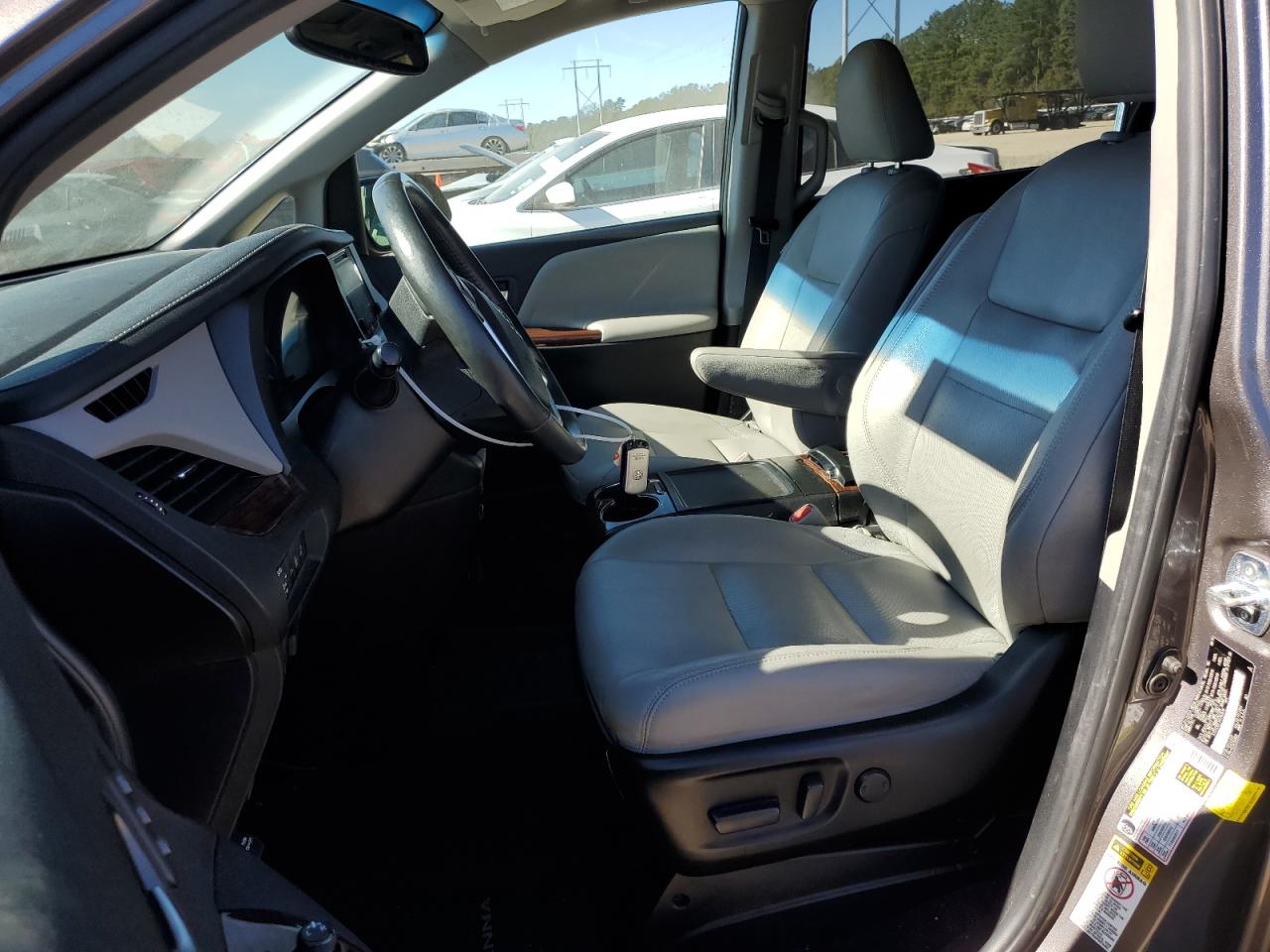 2017 Toyota Sienna - Image 7