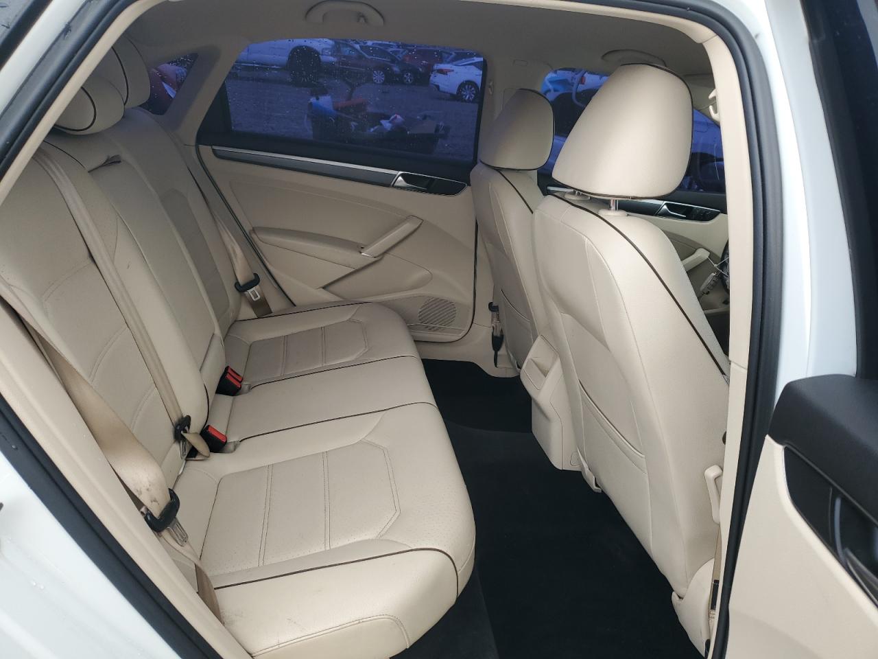 2018 Volkswagen Passat - Image 10