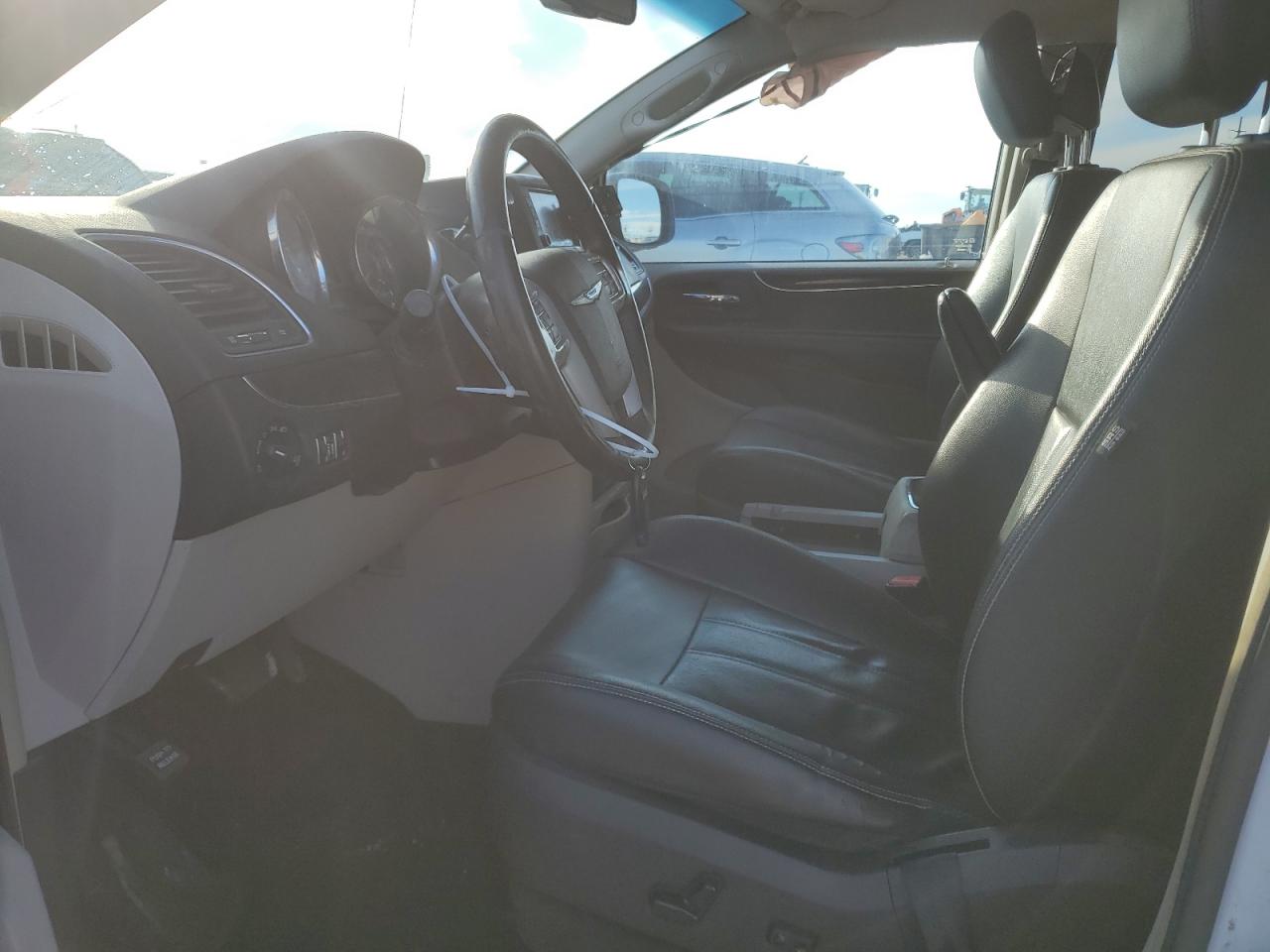 2014 Chrysler Town & Country - Image 7