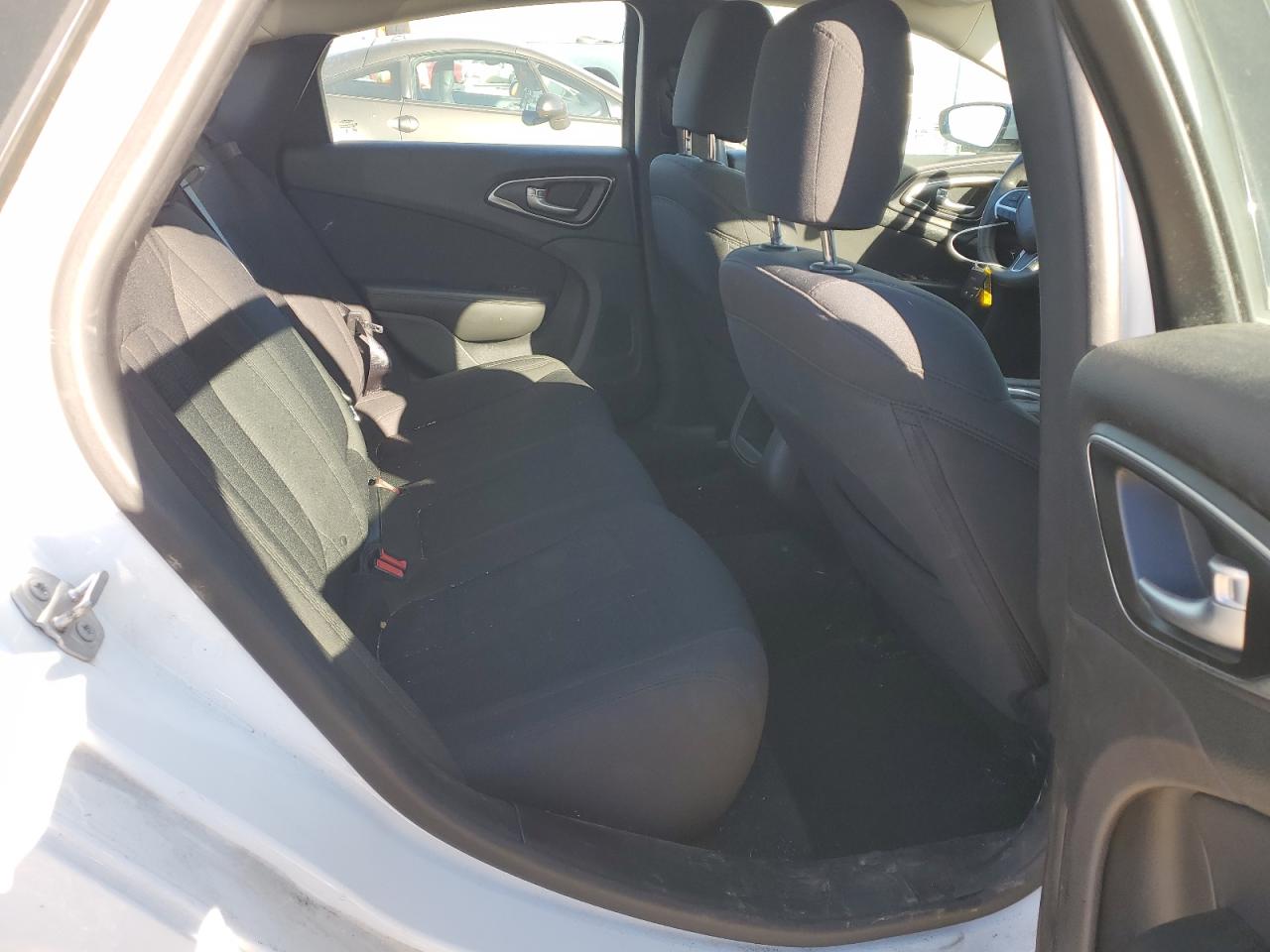 2016 Chrysler 200 - Image 10