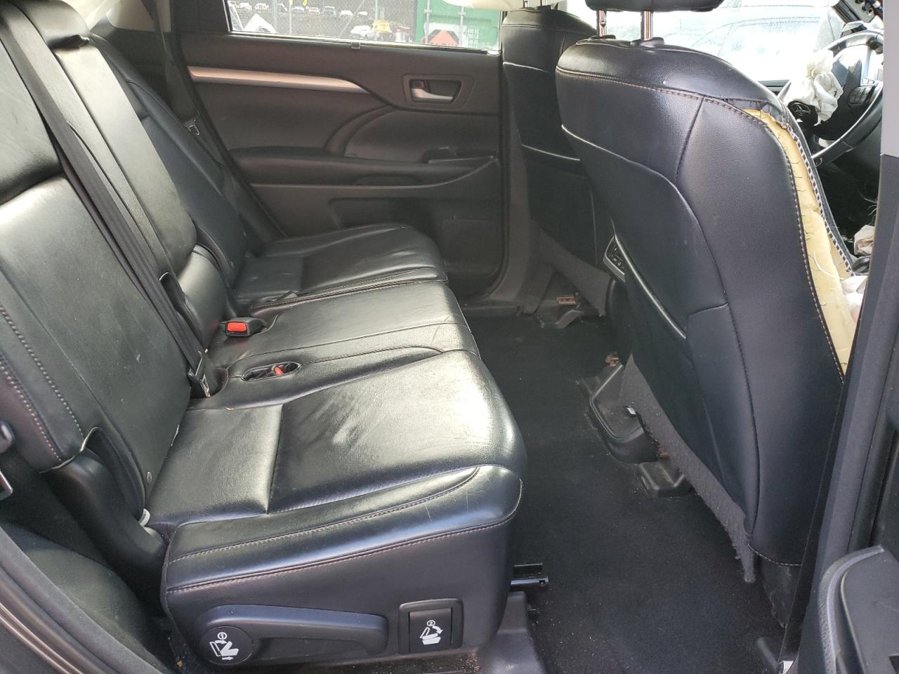 2016 Toyota Highlander - Image 11