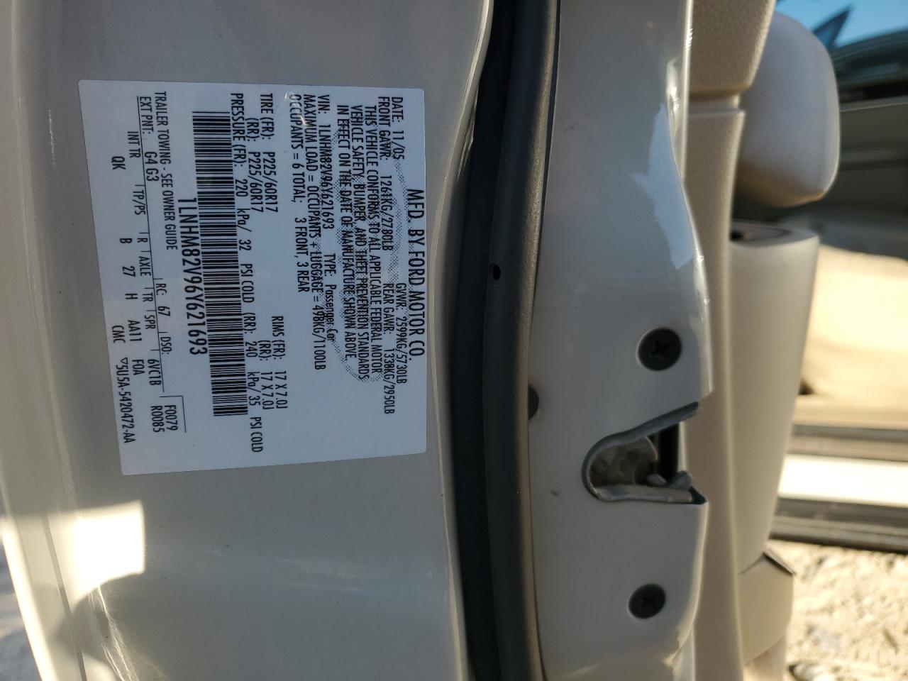 2006 Lincoln Town Car - Image 12