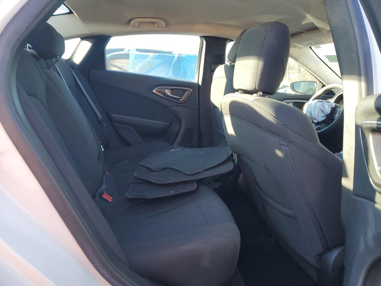 2016 Chrysler 200 - Image 10