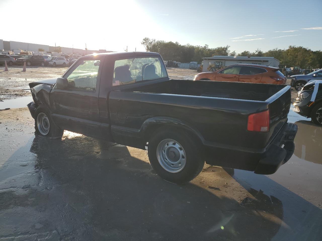 2000 GMC Sonoma - Image 2