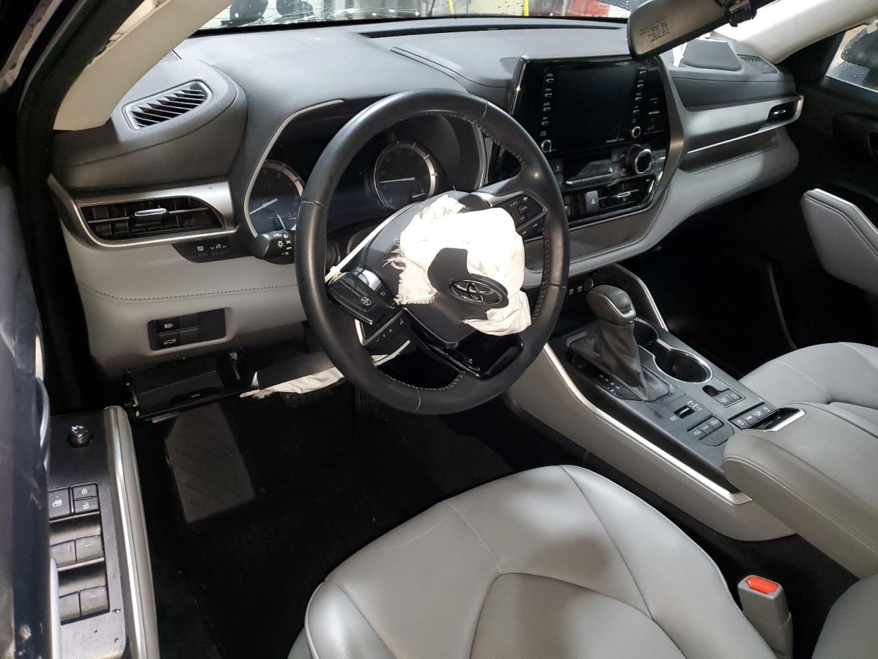 2021 Toyota Highlander - Image 8