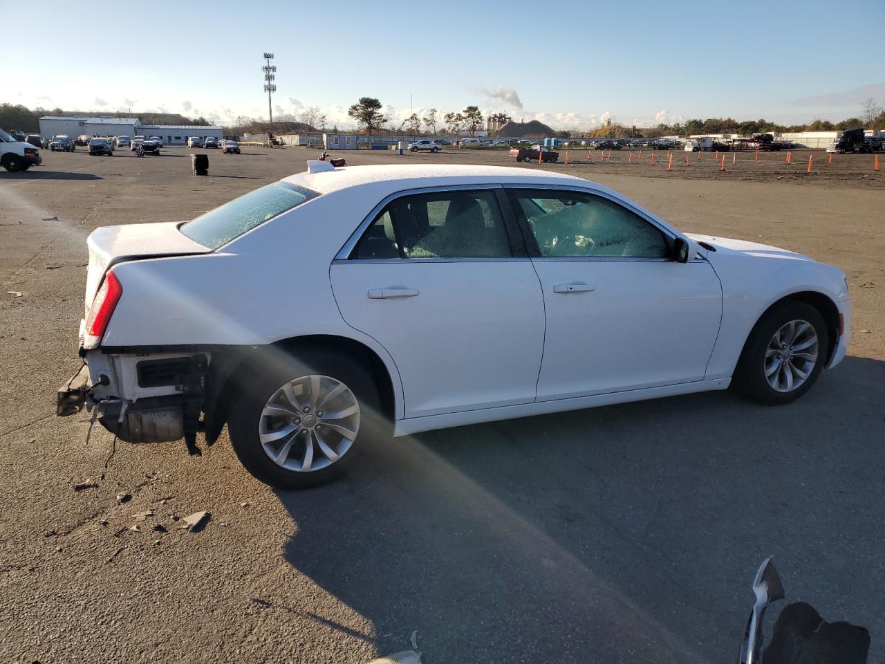 VIN 2C3CCAAGXFH742985 2015 CHRYSLER 300 no.3