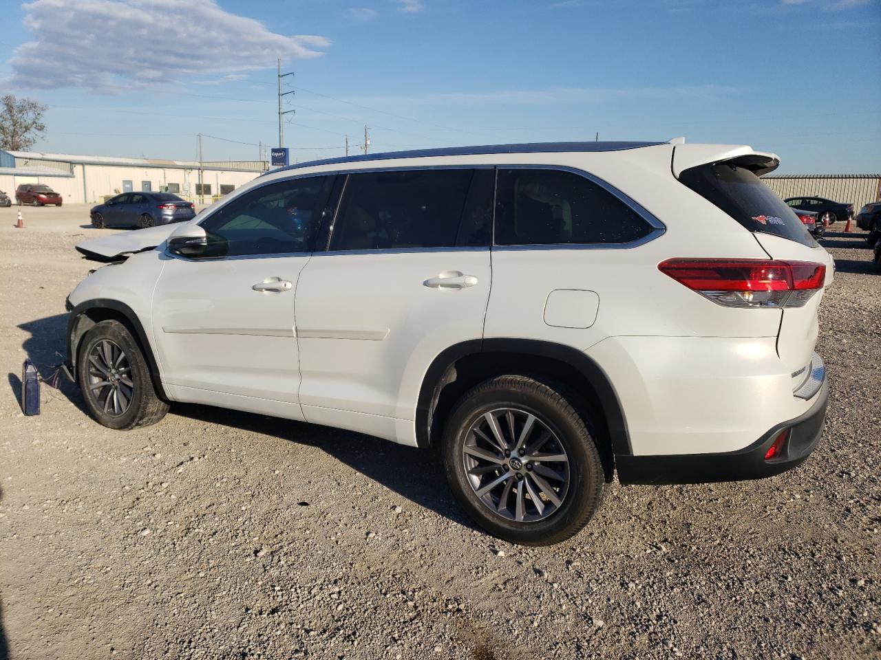 2017 Toyota Highlander - Image 2