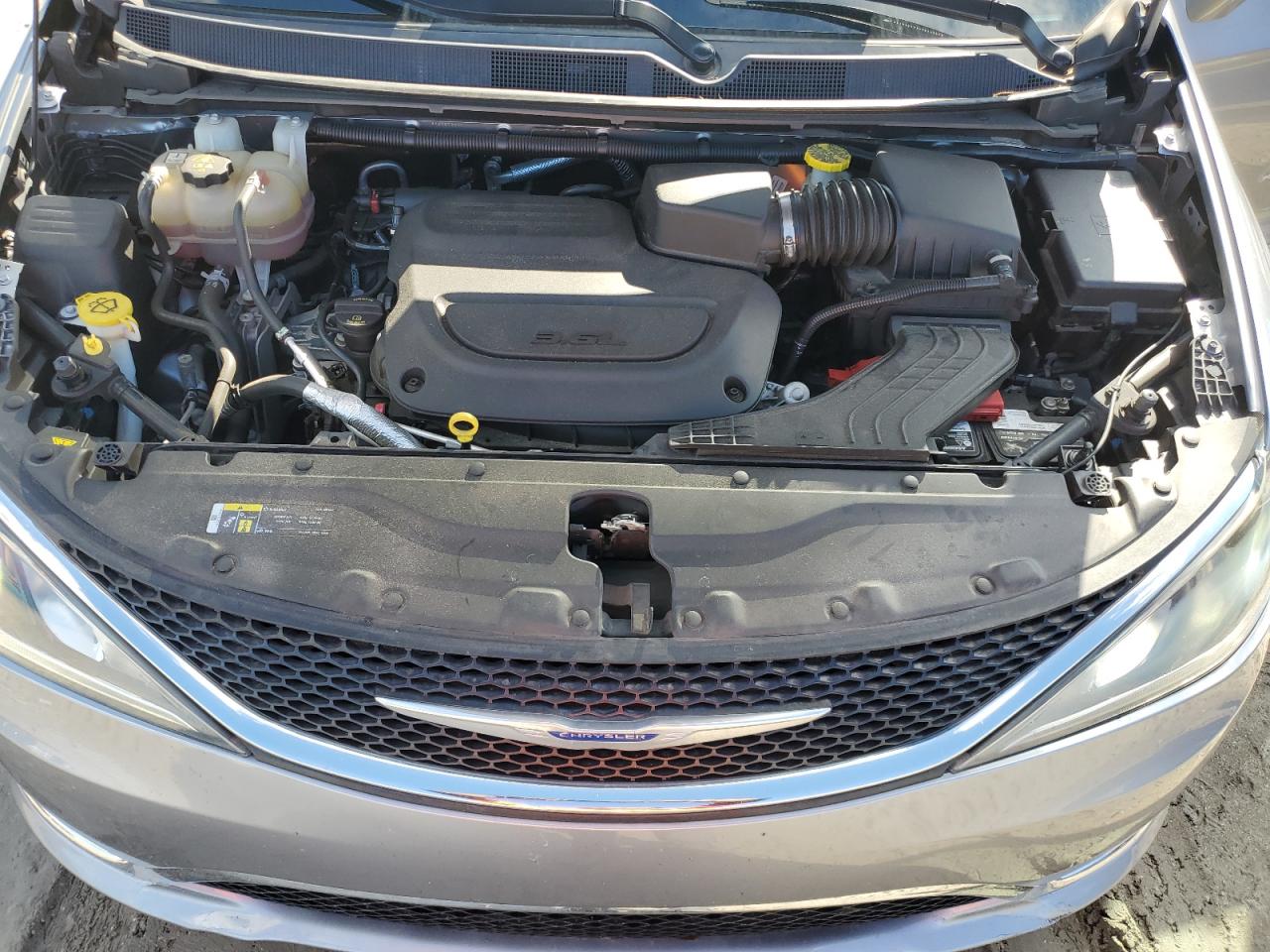 2019 Chrysler Pacifica - Image 12