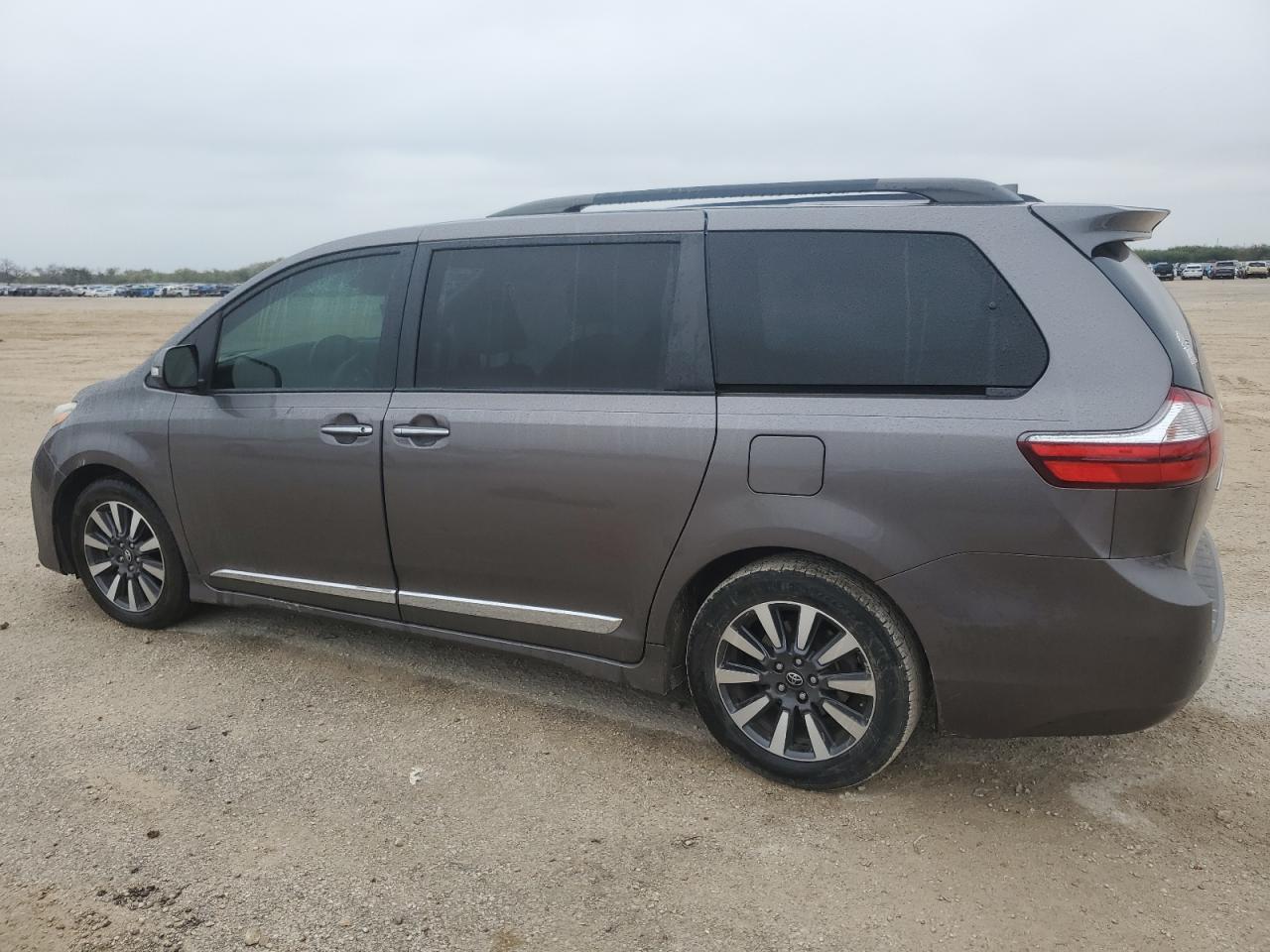 2019 Toyota Sienna - Image 2