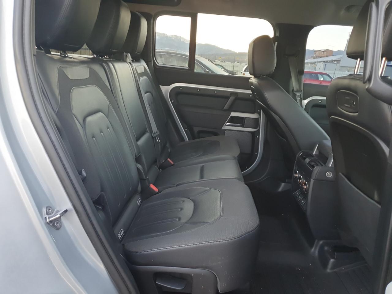 2020 Land Rover Defender - Image 11