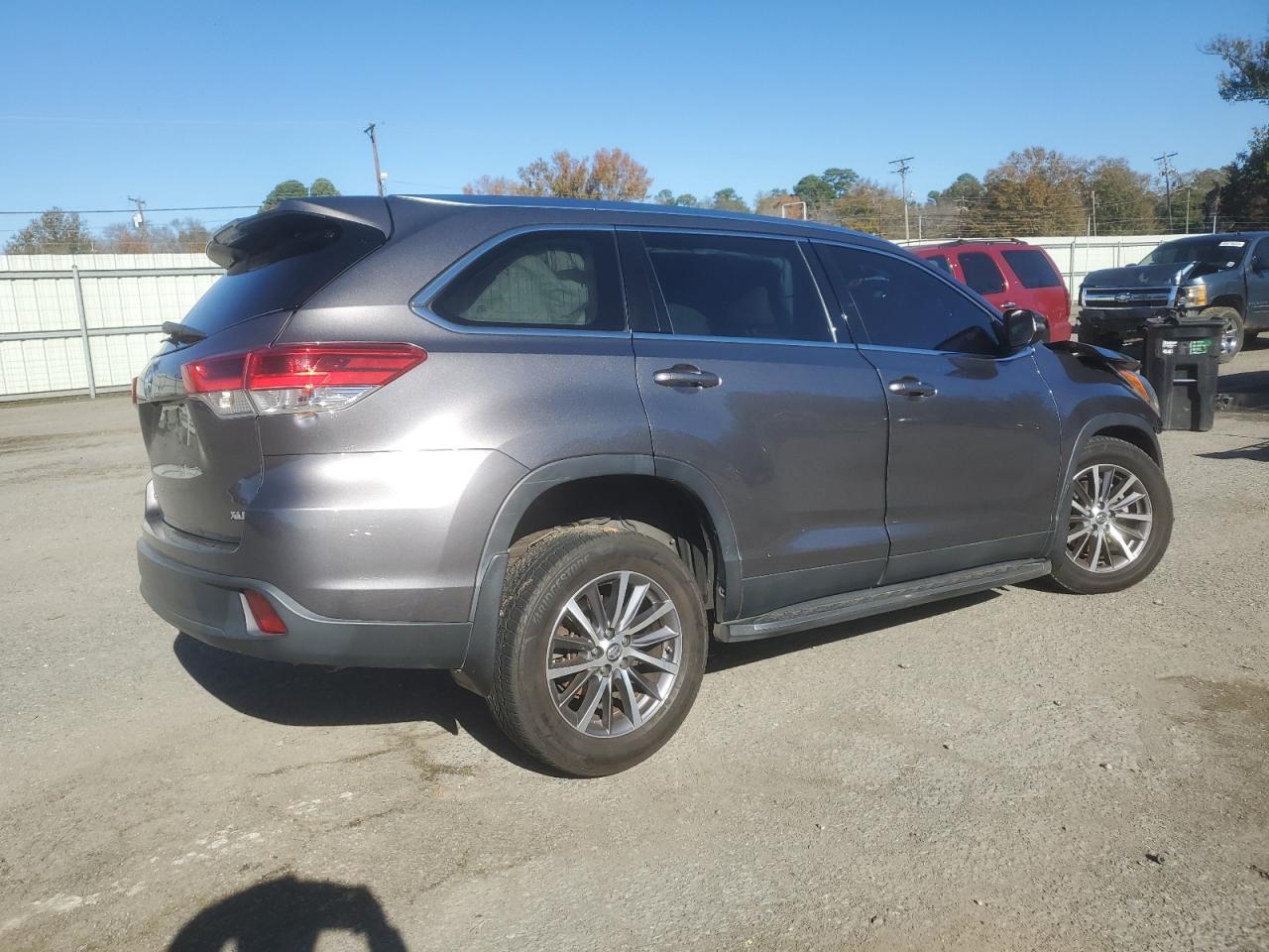 VIN 5TDKZRFH8KS555858 2019 TOYOTA HIGHLANDER no.3