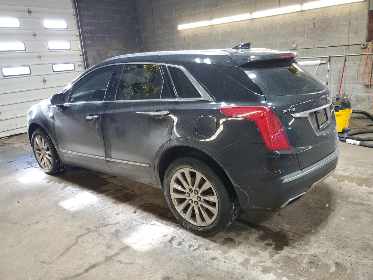 2017 Cadillac XT5 - Image 2