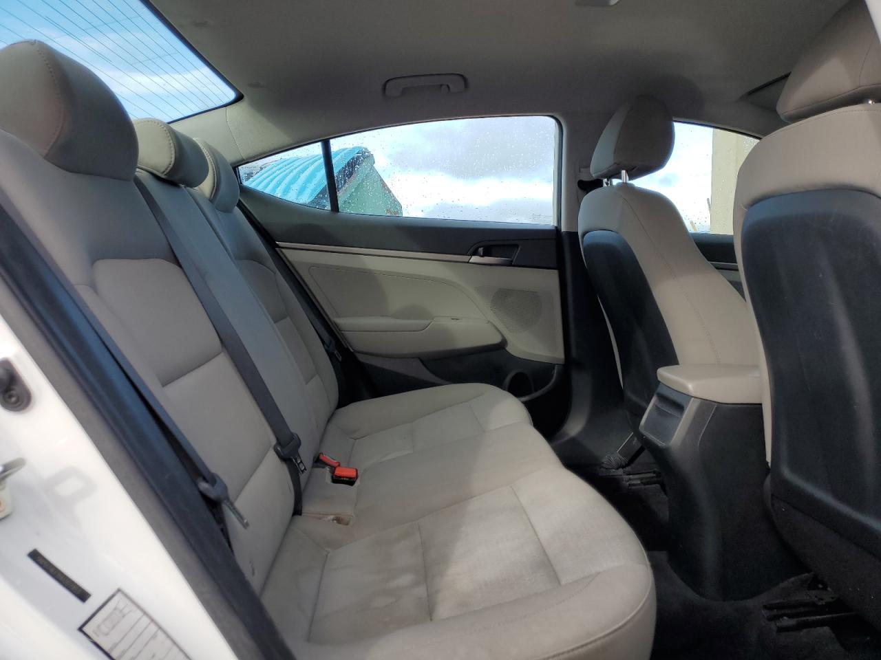 2017 Hyundai Elantra - Image 10
