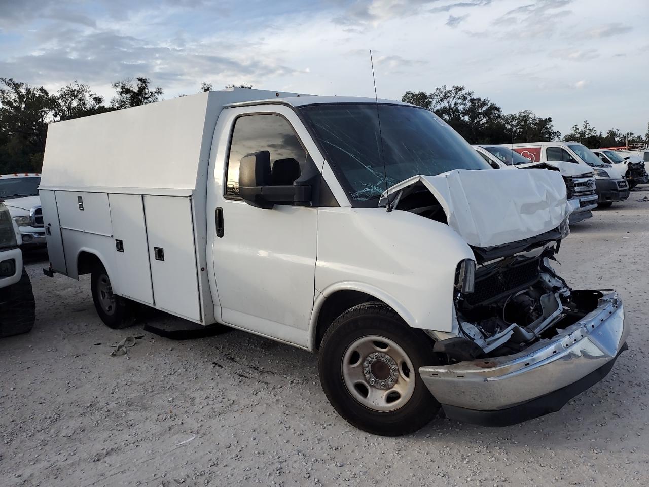 VIN 1GB0GRFG1J1279091 2018 CHEVROLET EXPRESS no.4