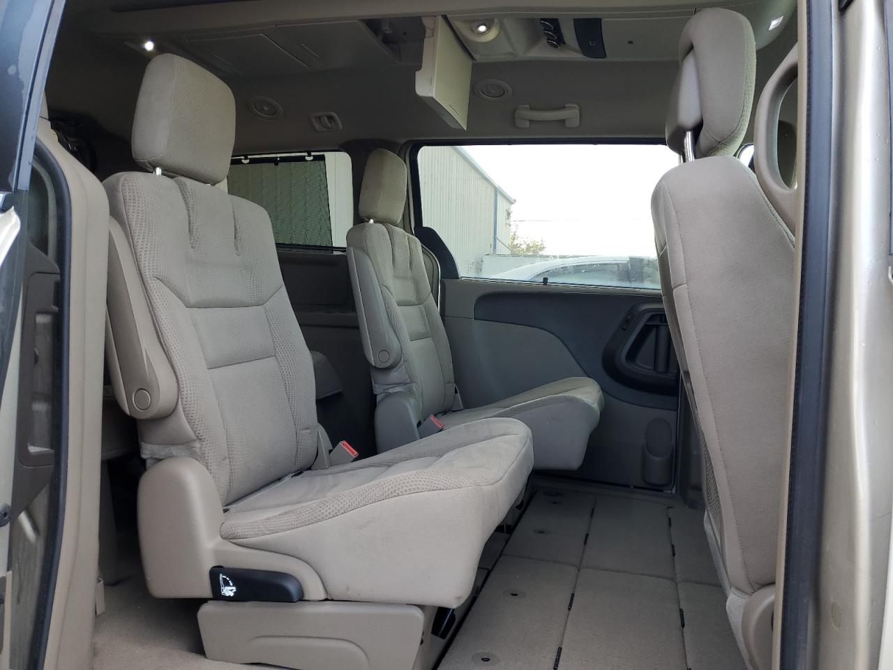 2015 Chrysler Town & Country - Image 11