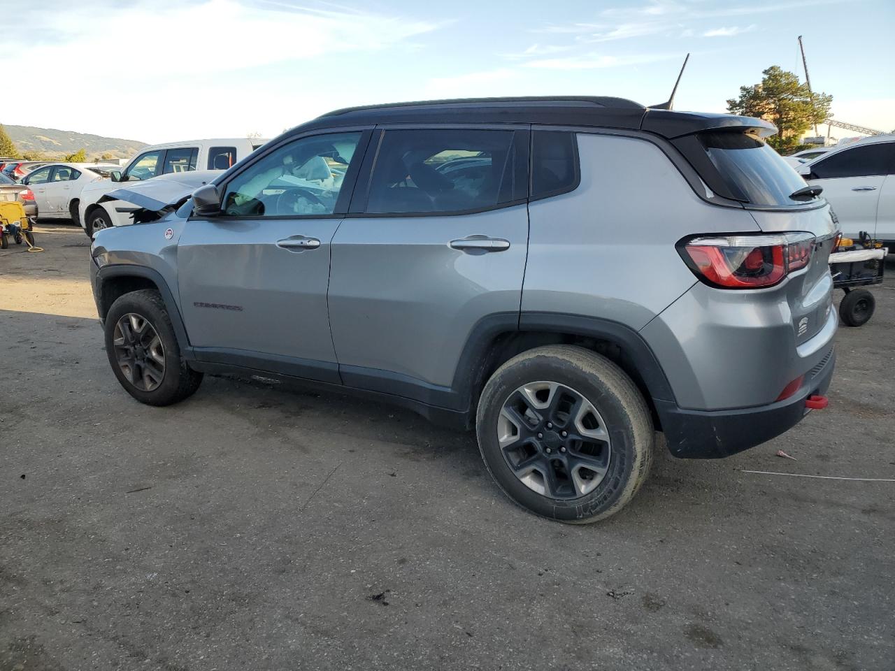 VIN 3C4NJDDB2JT174596 2018 JEEP COMPASS no.2