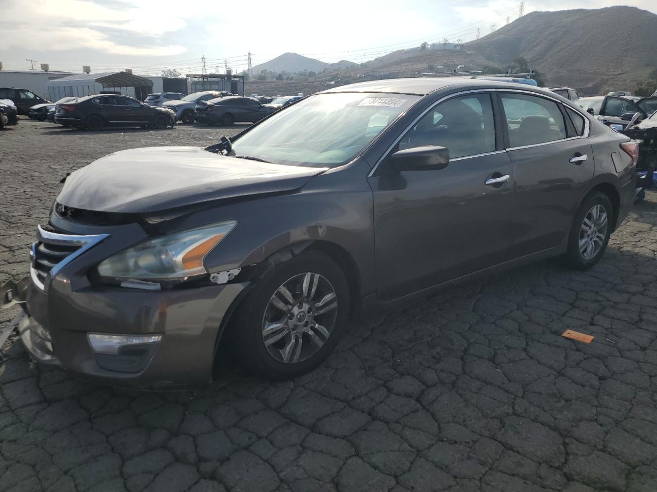2013 Nissan Altima 2.5 продається в Colton, CA - Front End
