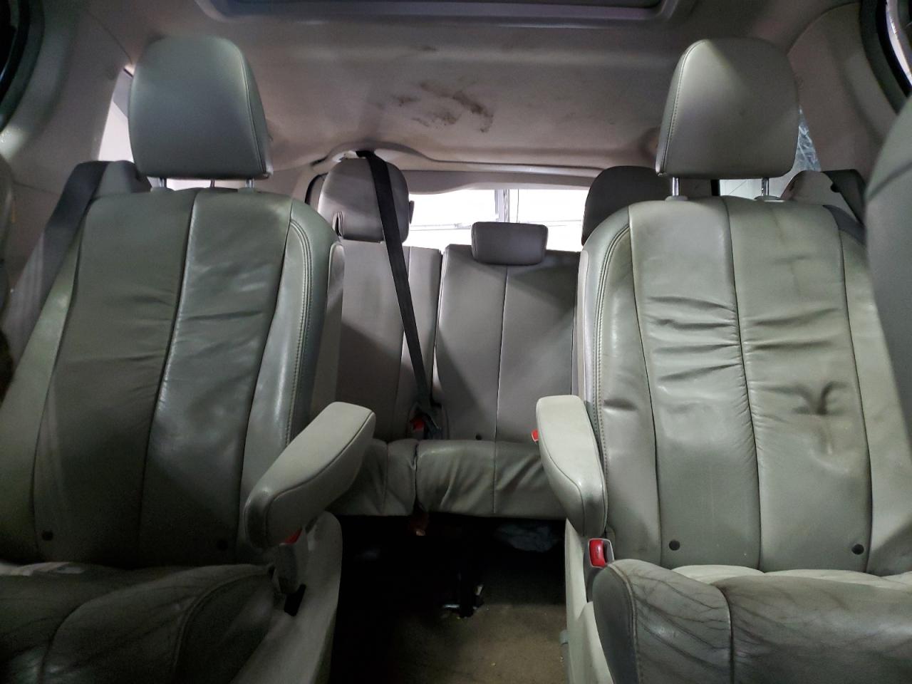 2011 Toyota Sienna - Image 10