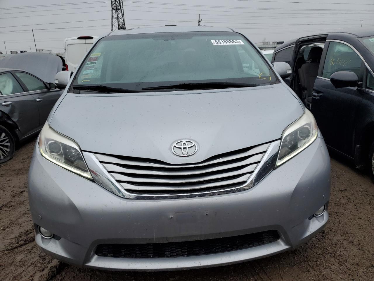 2017 Toyota Sienna - Image 5