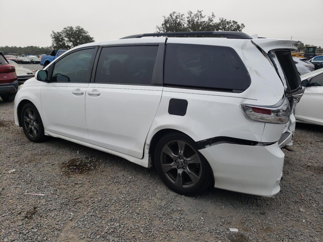 VIN 5TDXZ3DC9JS938524 2018 TOYOTA SIENNA no.2