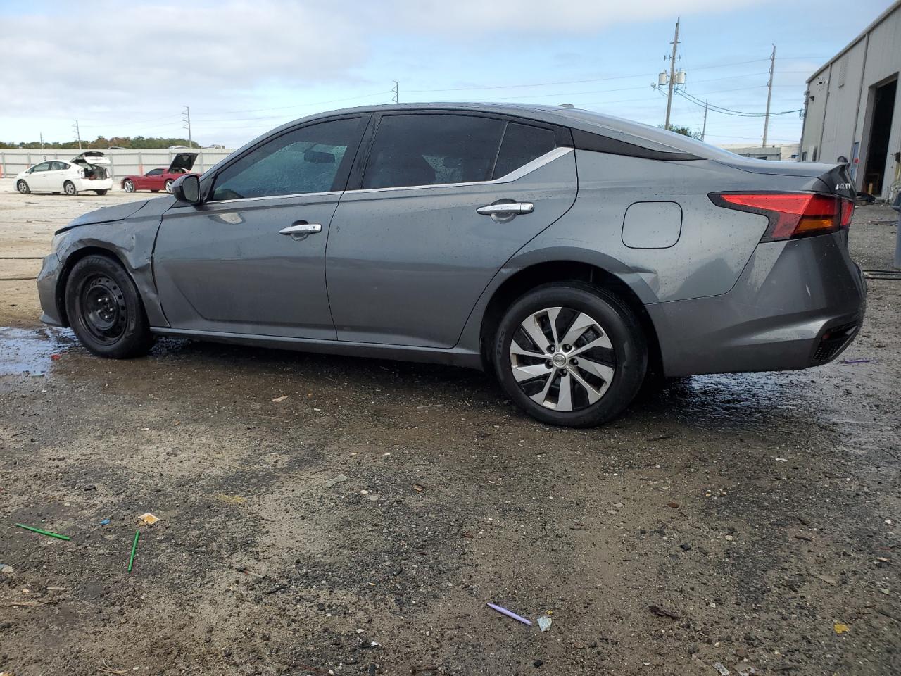 2020 Nissan Altima - Image 2