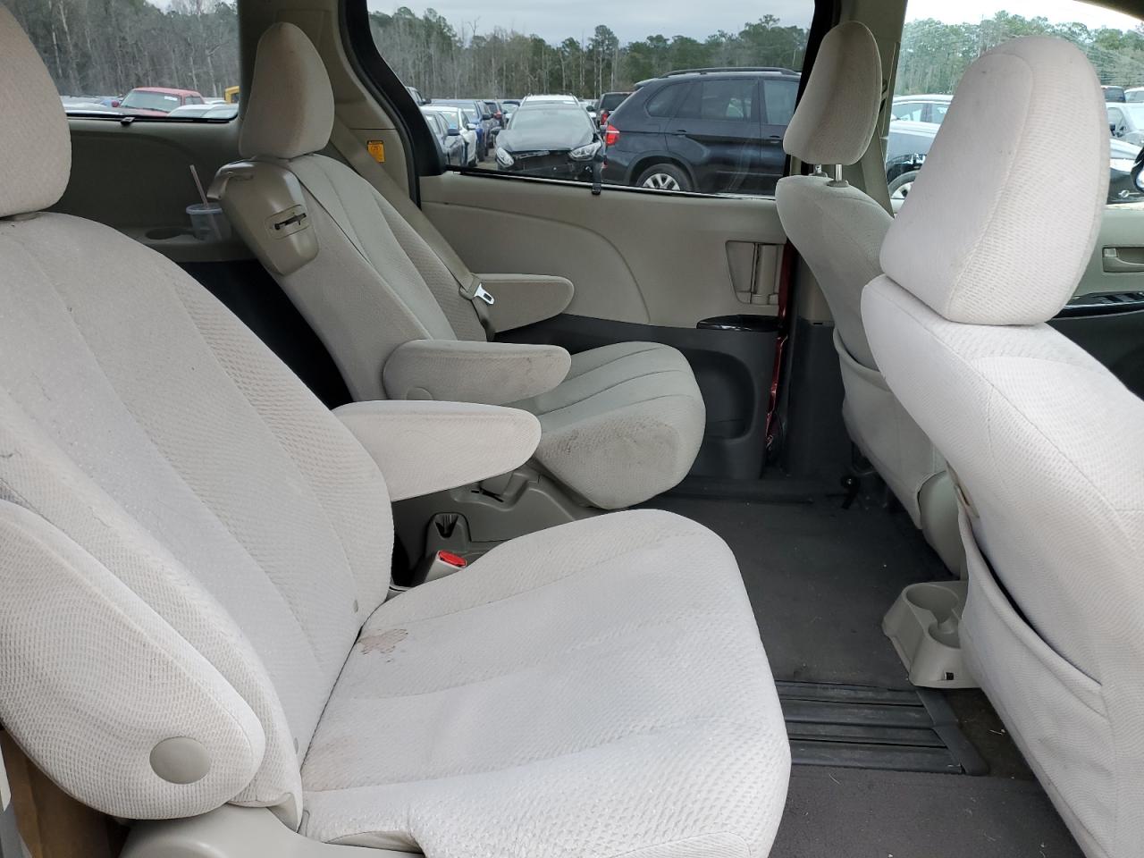 2012 Toyota Sienna - Image 11