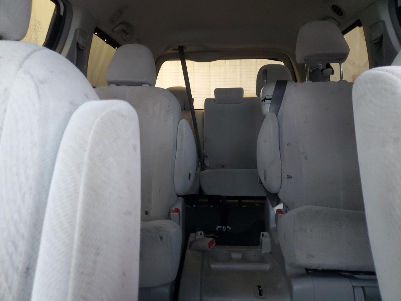 2012 Toyota Sienna - Image 10