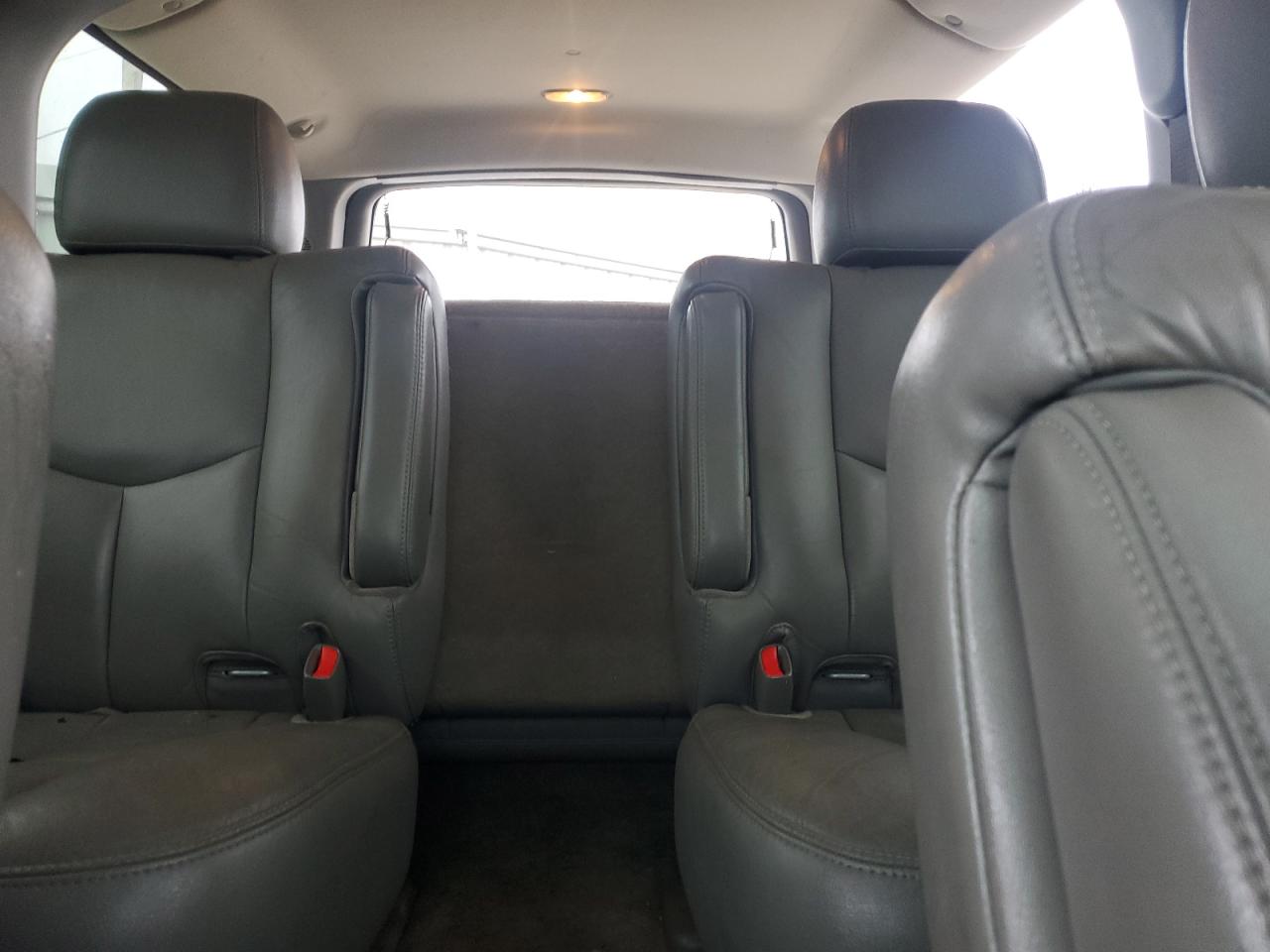 2004 Chevrolet Suburban - Image 10
