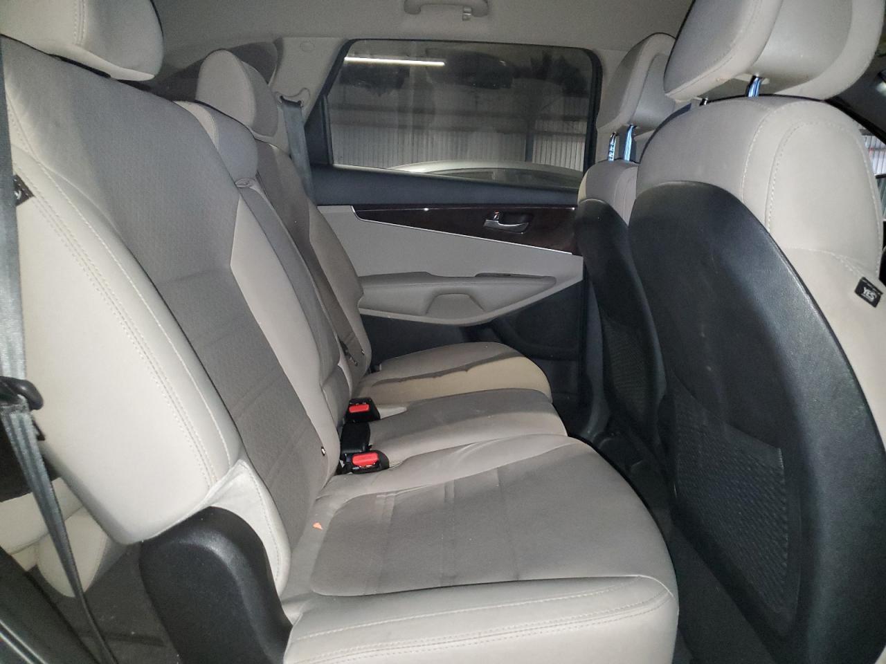 2017 Kia Sorento - Image 11