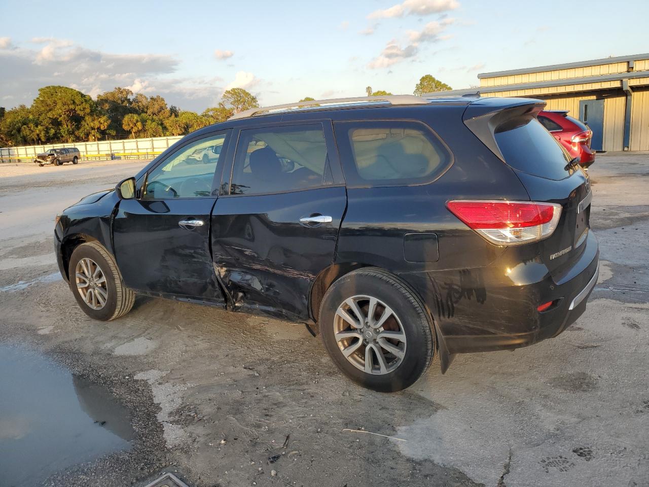 2015 Nissan Pathfinder - Image 2