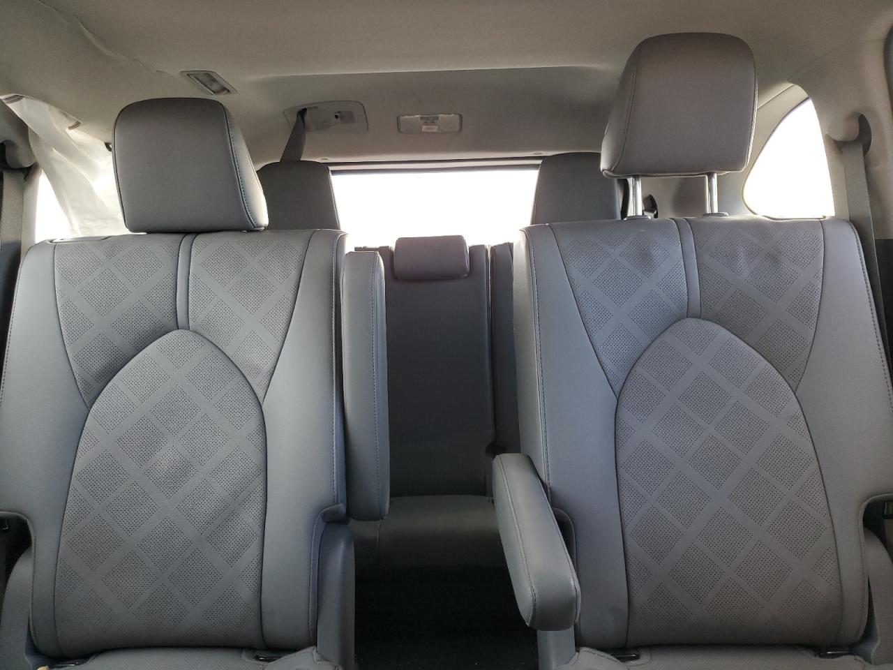 2020 Toyota Highlander - Image 10