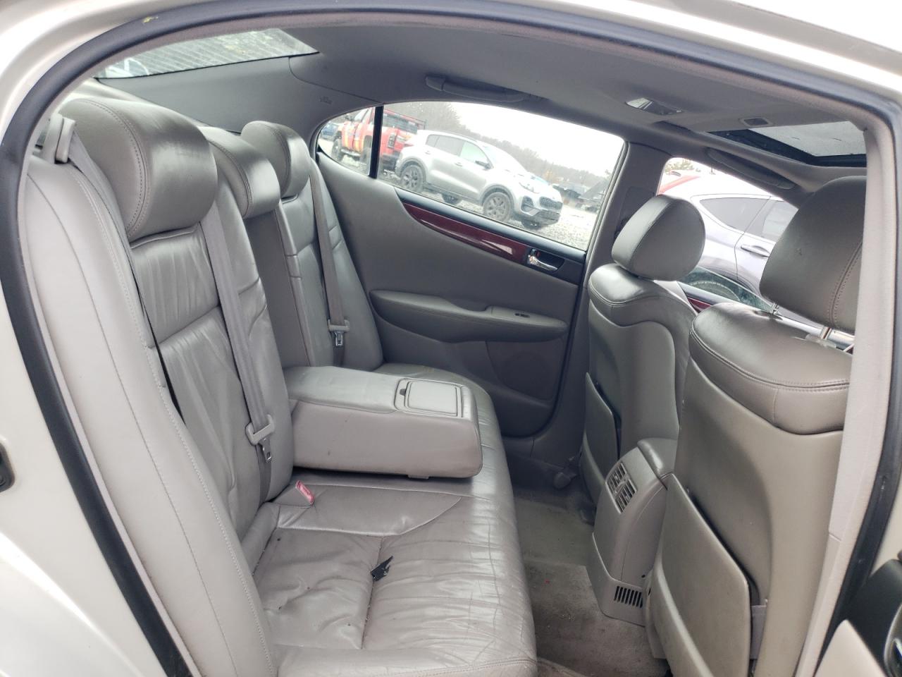 2002 Lexus ES - Image 11