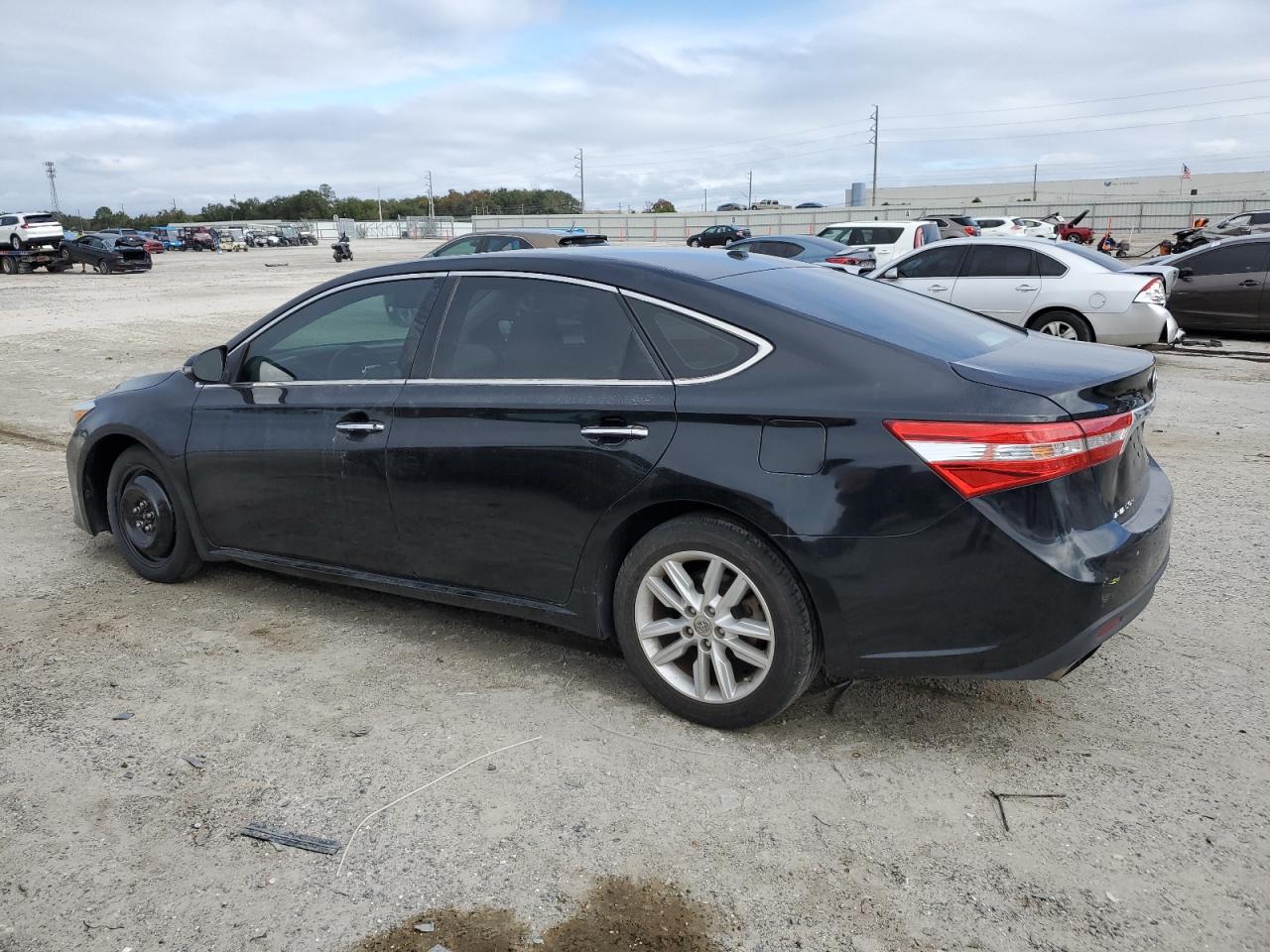 2014 Toyota Avalon - Image 2