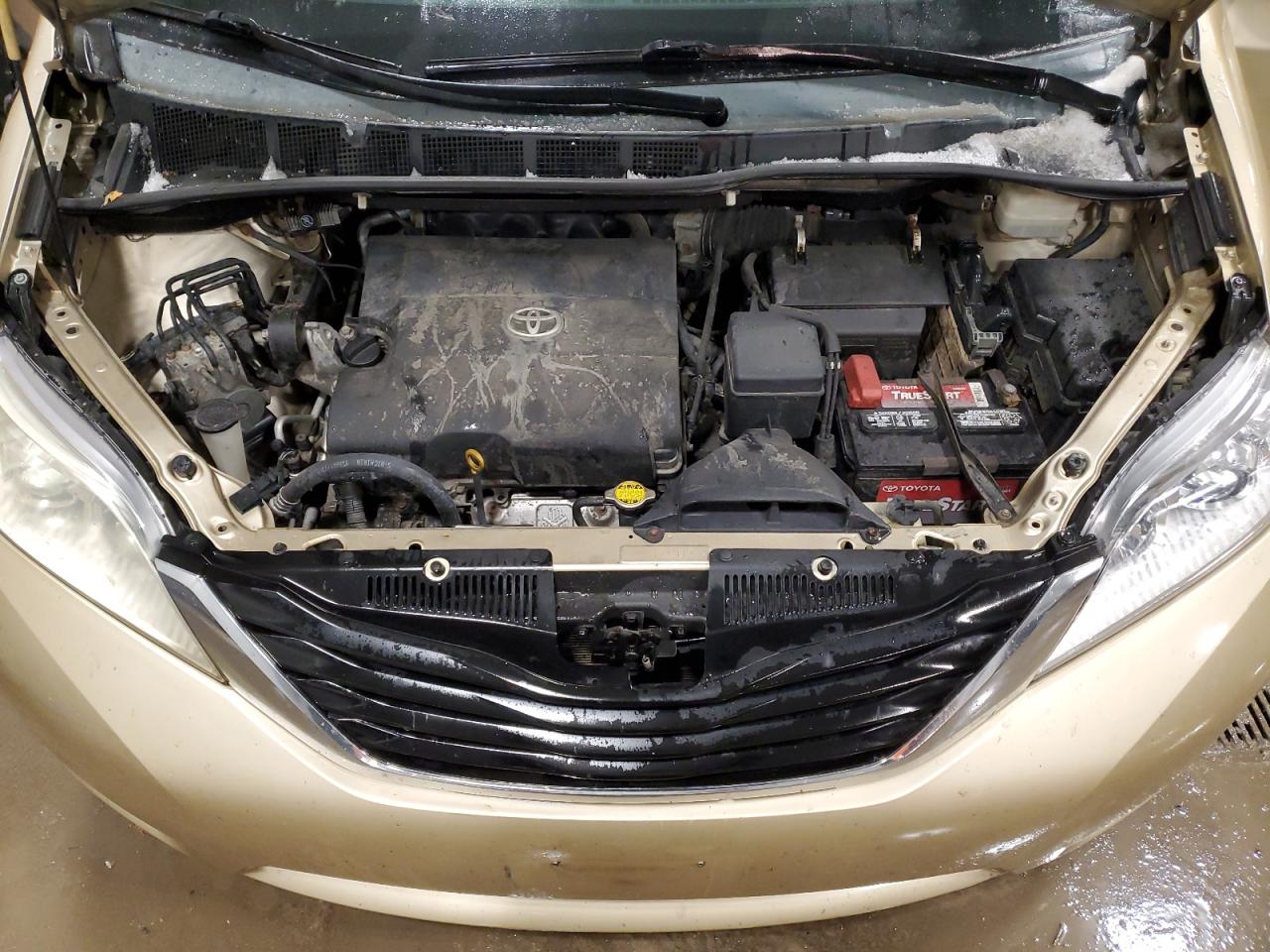 2011 Toyota Sienna - Image 12