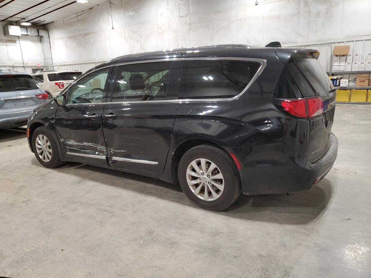 2019 Chrysler Pacifica - Image 2