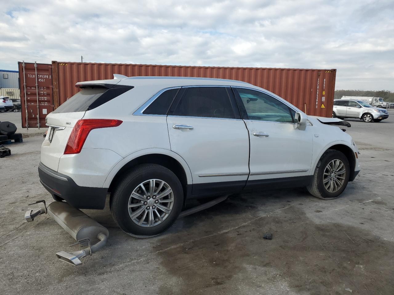 VIN 1GYKNCRS8JZ182473 2018 CADILLAC XT5 no.3