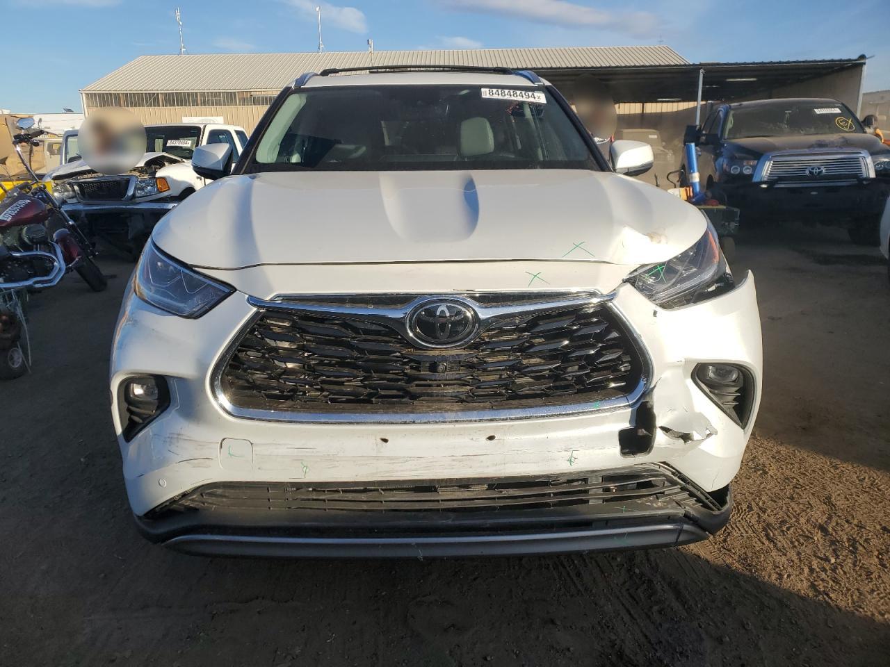 2022 Toyota Highlander - Image 5