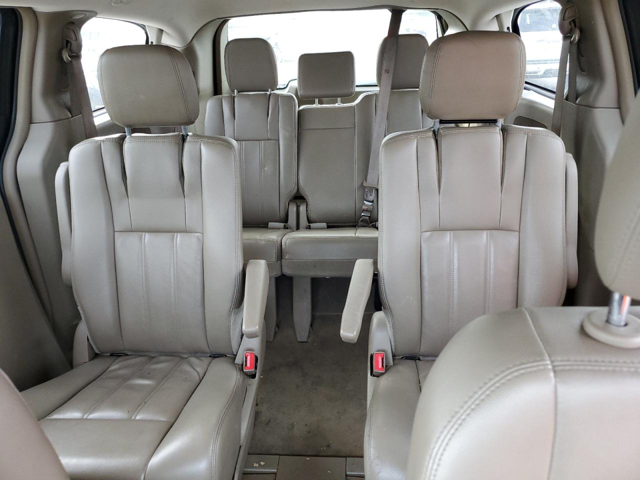 2013 Chrysler Town & Country - Image 10