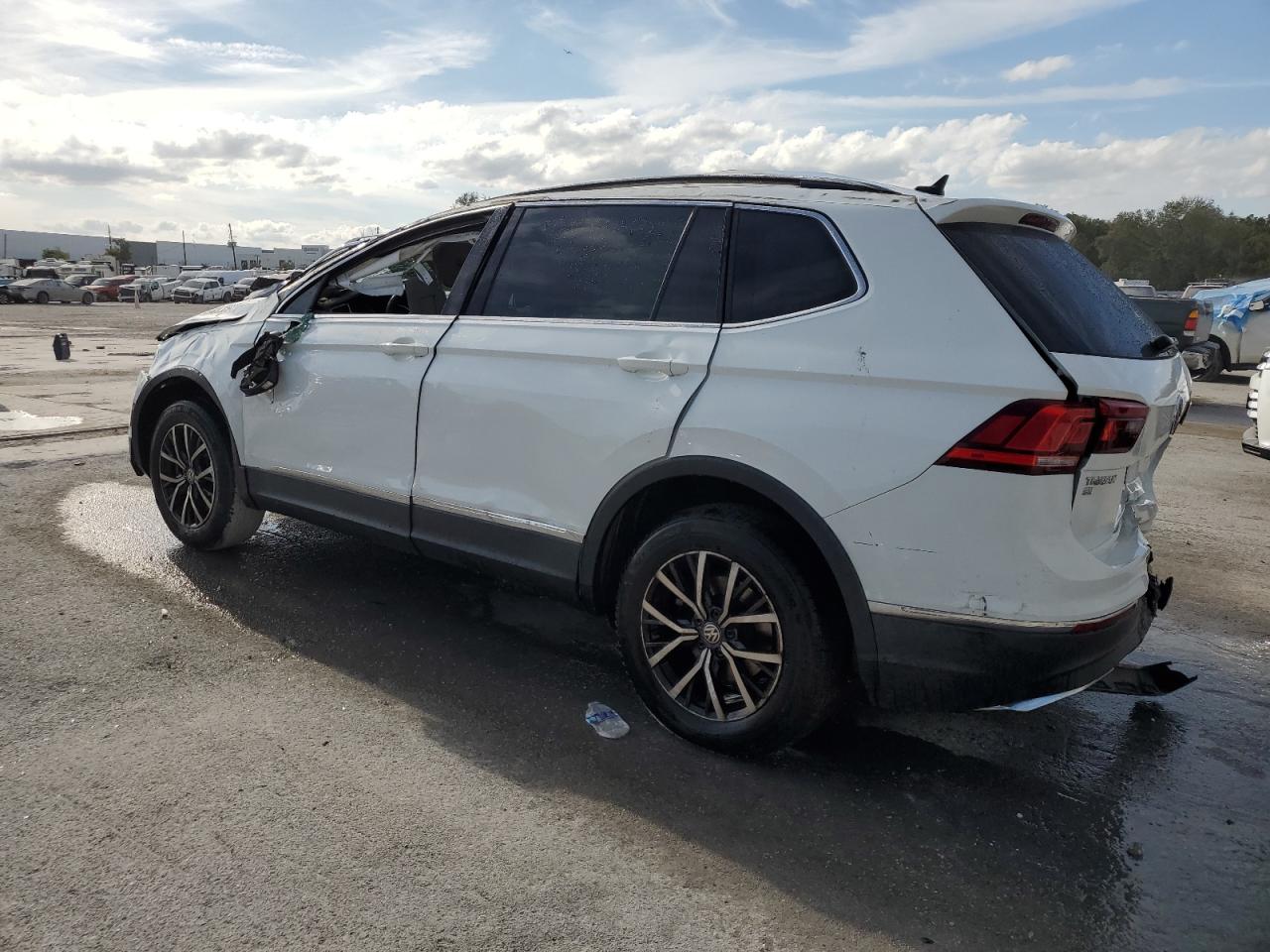 2018 Volkswagen Tiguan - Image 2