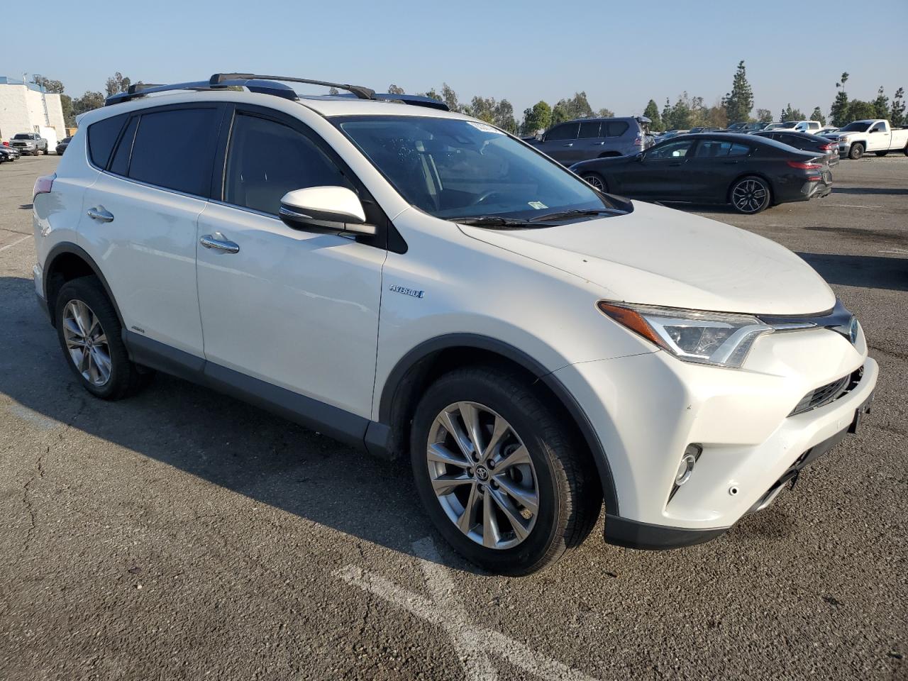 VIN JTMDJREV9JD177423 2018 TOYOTA RAV4 no.4