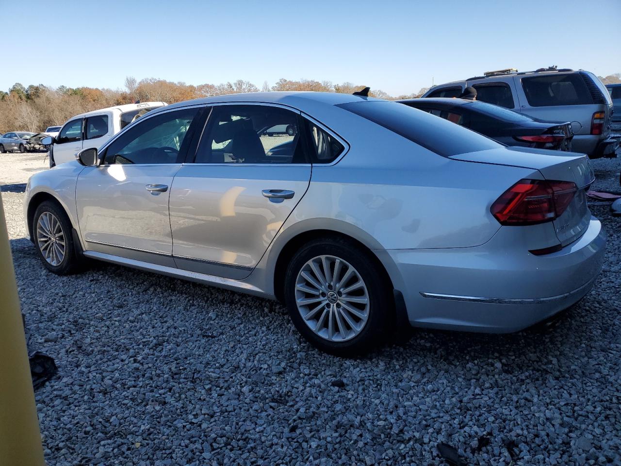 2016 Volkswagen Passat - Image 2