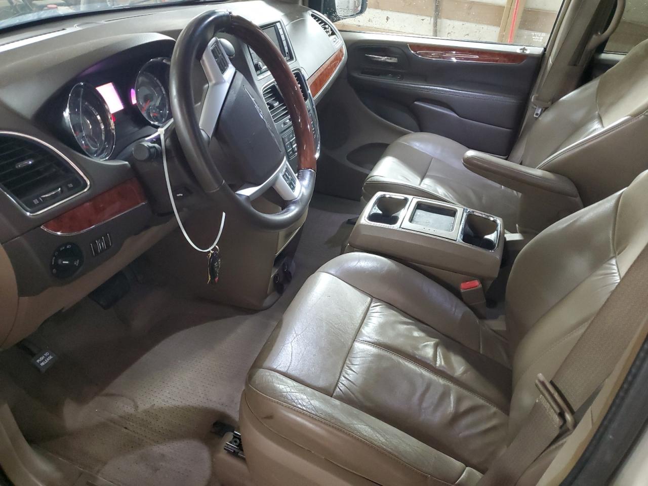 2015 Chrysler Town & Country - Image 7