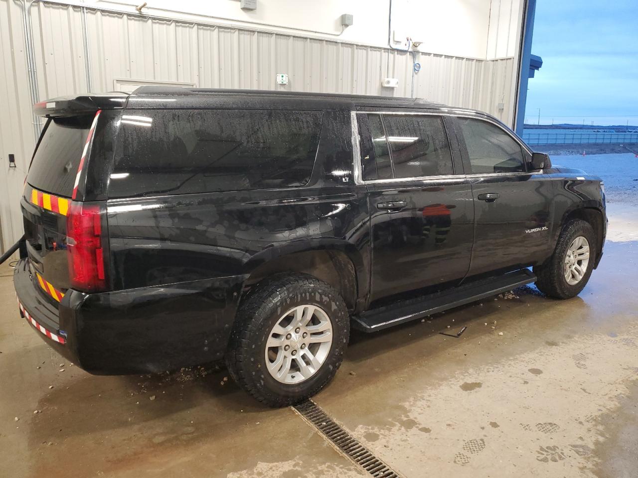 VIN 1GNSKHKC3KR365609 2019 CHEVROLET SUBURBAN no.3