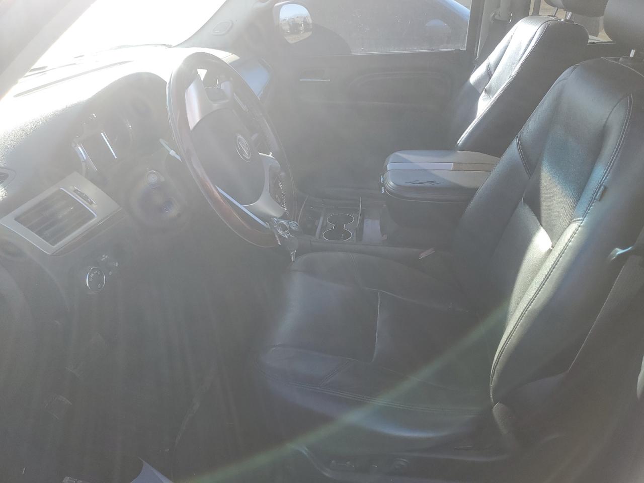 2010 Cadillac Escalade - Image 7