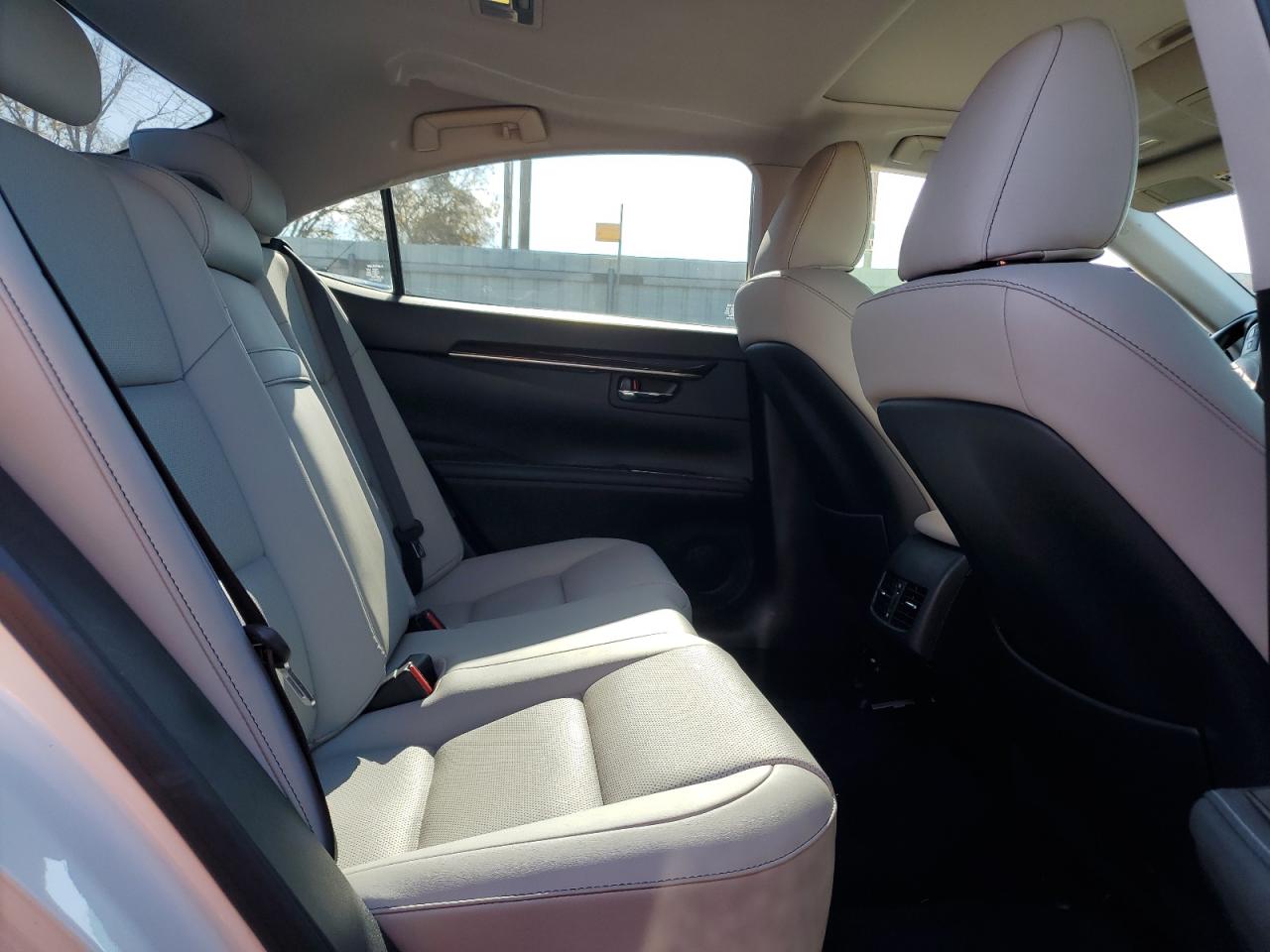 2017 Lexus ES - Image 10