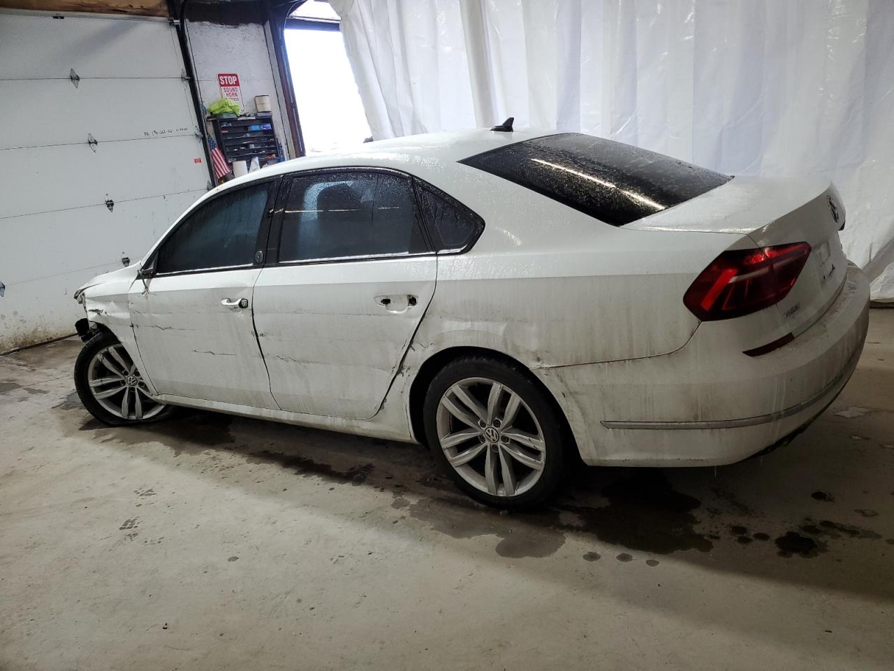 2019 Volkswagen Passat - Image 2