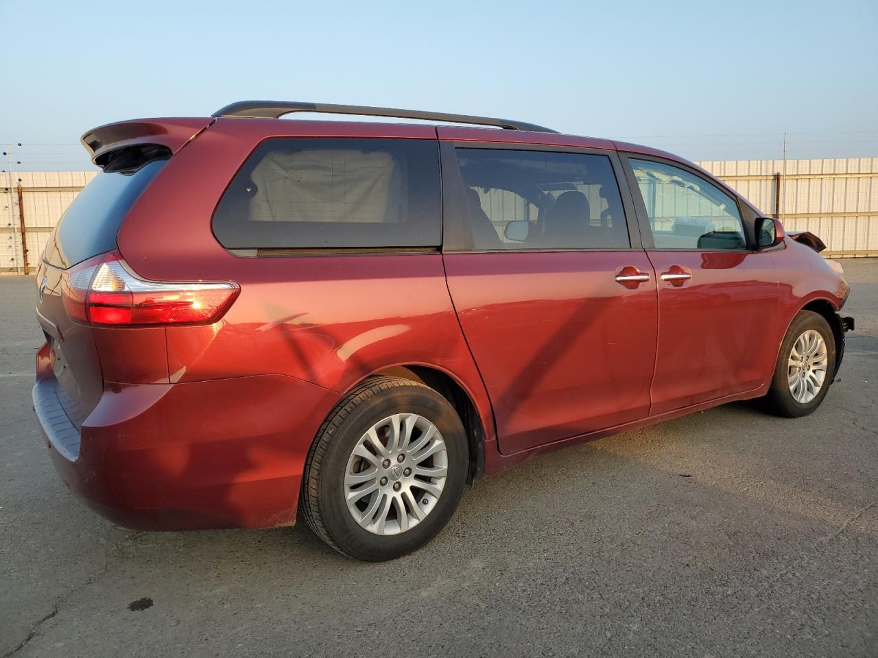 2017 Toyota Sienna - Image 3