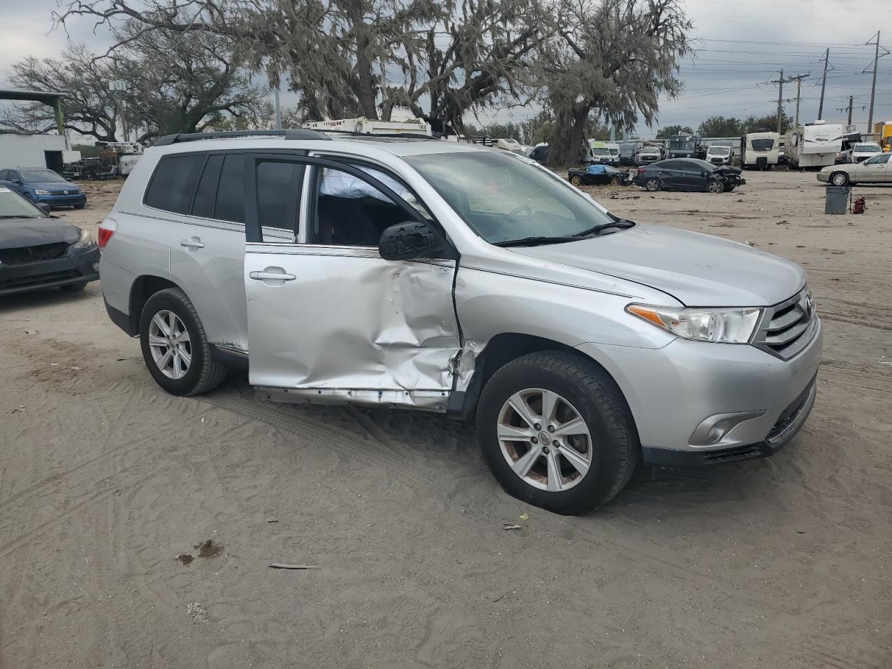 VIN 5TDZK3EH8DS115868 2013 TOYOTA HIGHLANDER no.4